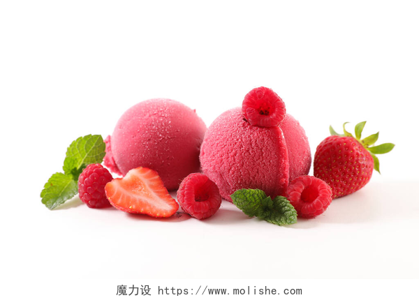 白色背景上的浆果冰淇淋球覆盆子和草莓的浆果冰淇淋